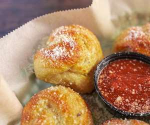 Garlic knots with marinara