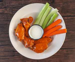 BBQ chiicken wings with celery and carrots